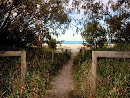 ビーチ. Large beachside house in quiet bush surroundings