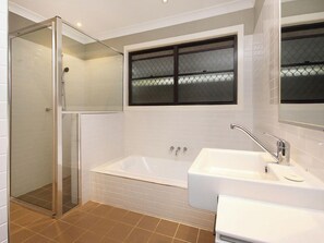 Shower, towels - Large beachside house in quiet bush surroundings (Amity Point)