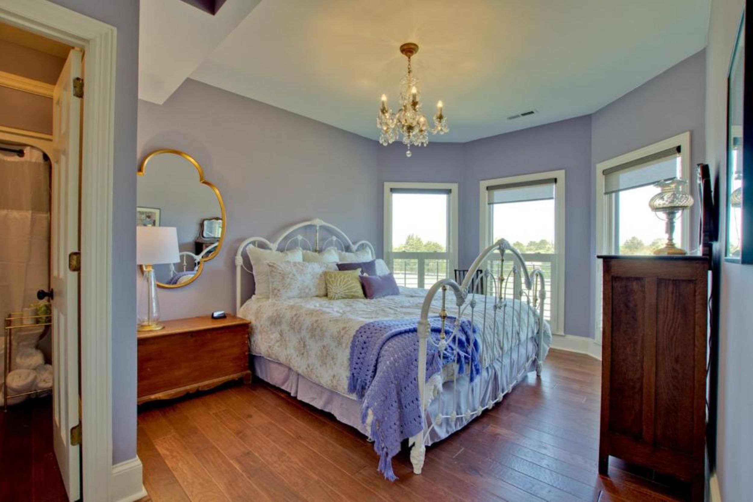 5 habitaciones, tabla de planchar con plancha y cuna de viaje 