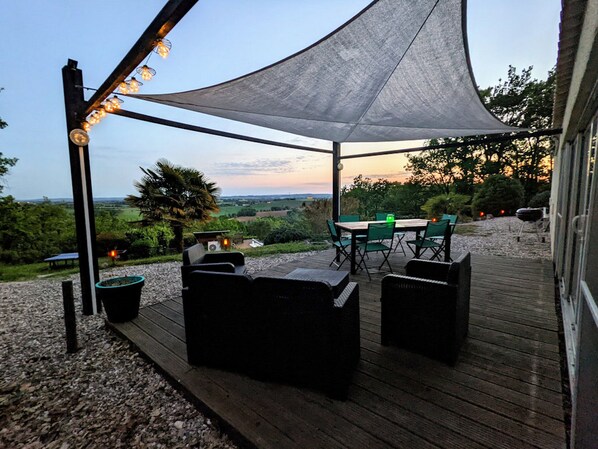 Outdoor dining - Gite 6 p, swimming pool and countryside, in Albi under the Tarn sun (Carlus)