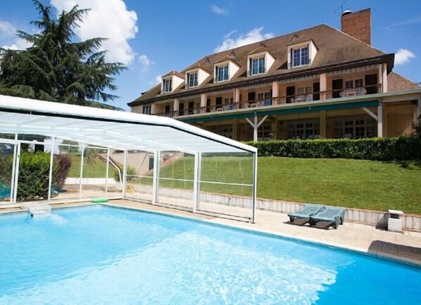 Piscine couverte, piscine extérieure (ouverte en saison)