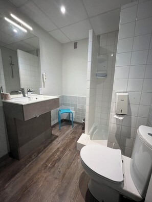 Habitación doble estándar, vista al jardín | 1 habitación, escritorio y espacio para trabajar con laptop
