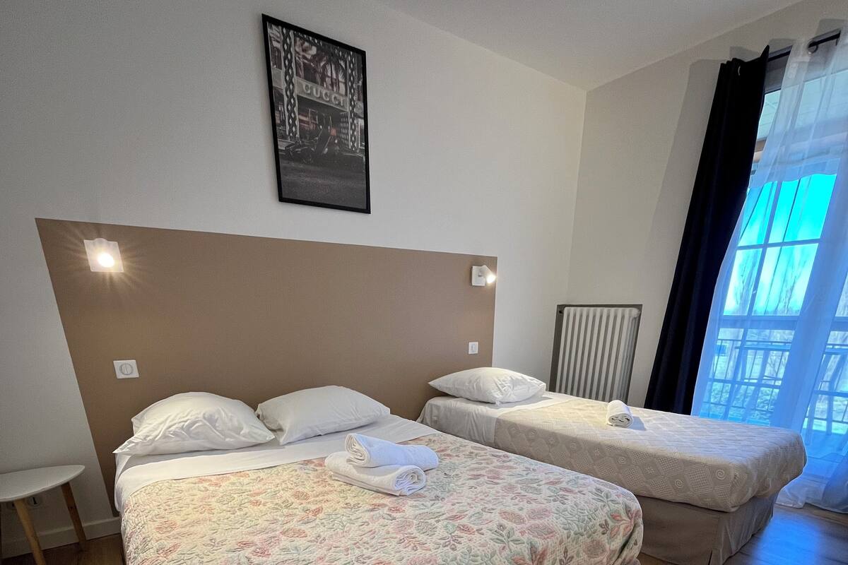 Economy Triple Room, Multiple Beds | Desk, laptop workspace, free WiFi, bed sheets