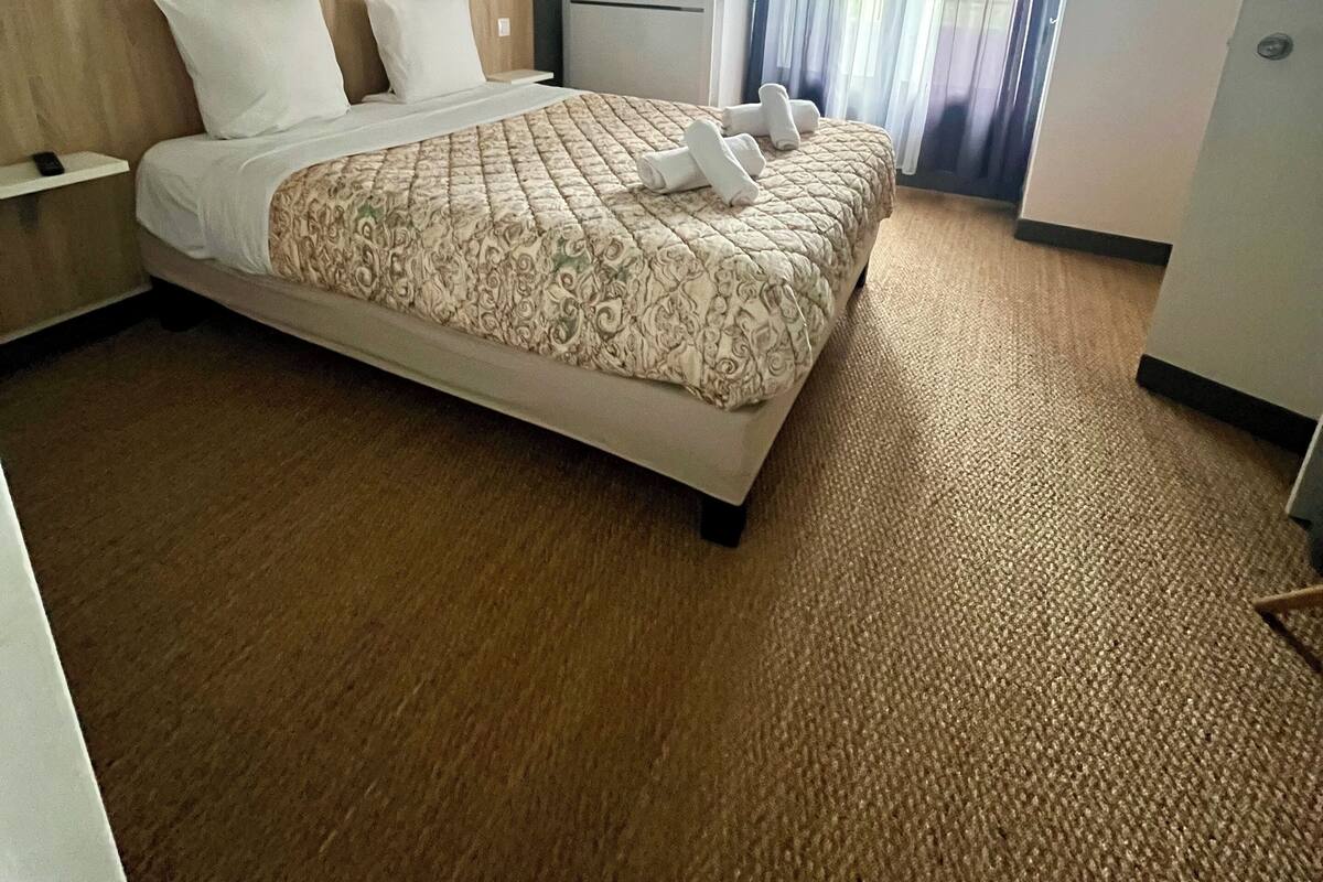 Family Room | Desk, laptop workspace, free WiFi, bed sheets
