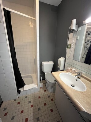 Standard Double Room, Garden View | Bathroom | Bathtub, hair dryer, towels, soap - Domaine de l'orisse (Varennes-sur-Allier)