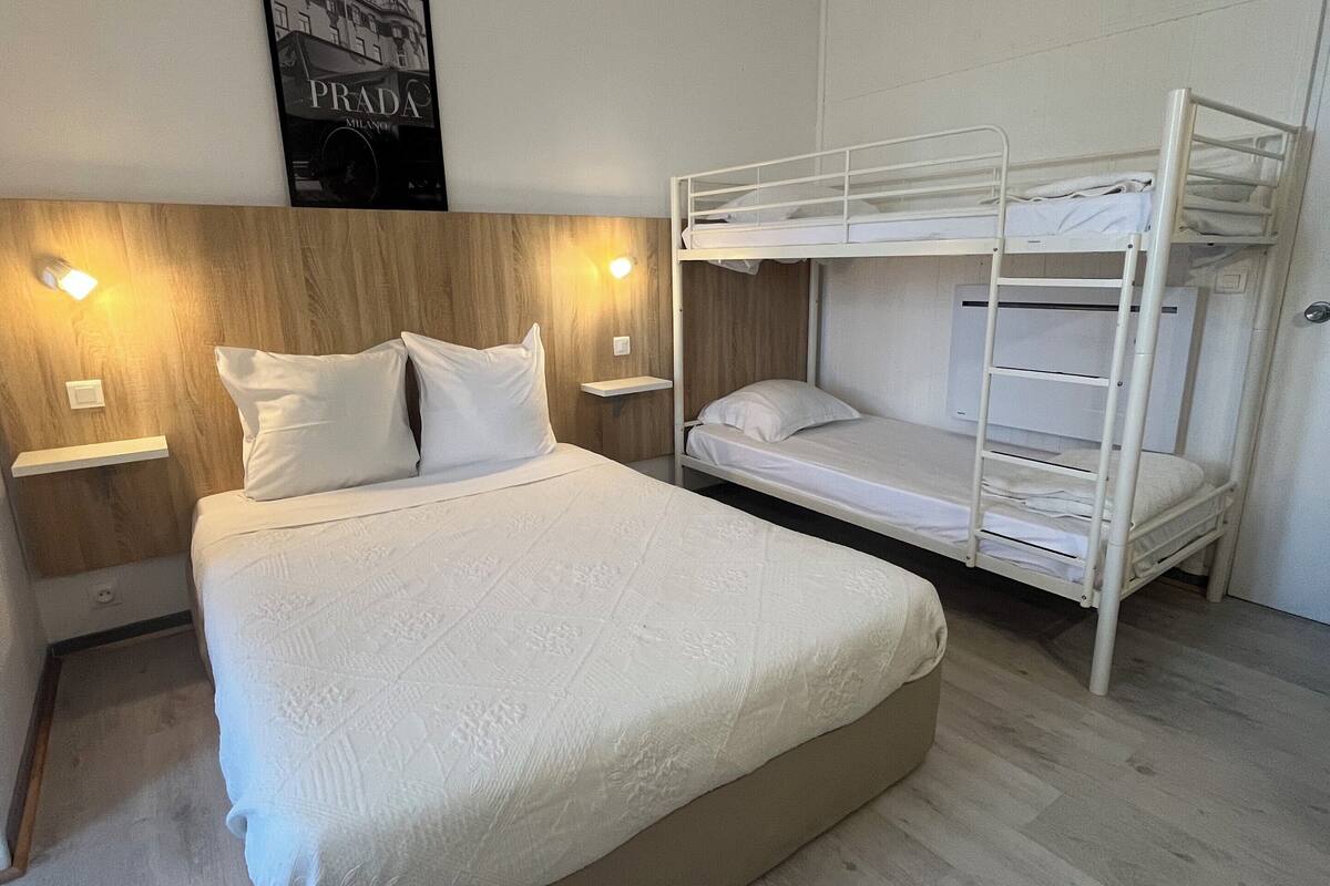 Vierpersoonskamer | 1 slaapkamer, een bureau, een laptopwerkplek, gratis wifi