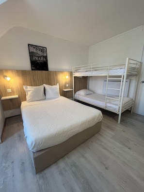 Chambre Quadruple | Bureau, espace de travail pour ordinateur portable, Wi-Fi gratuit