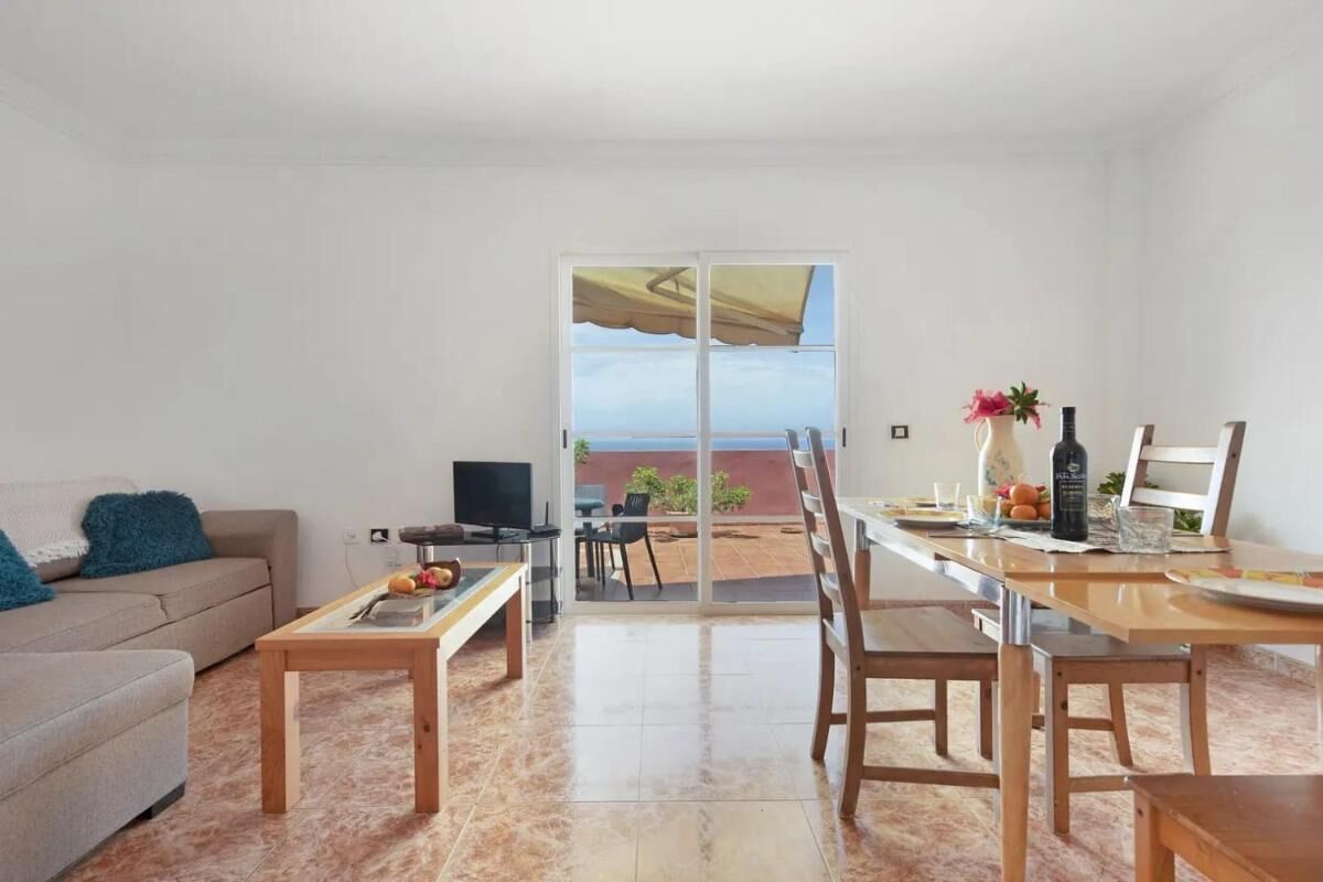 Apartment, 2 Bedrooms, Smoking, Balcony | Living room