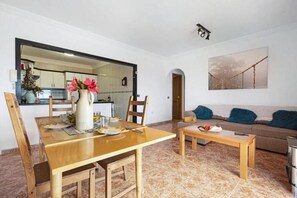 Apartment, 2 Schlafzimmer, Raucher, Balkon | Wohnzimmer