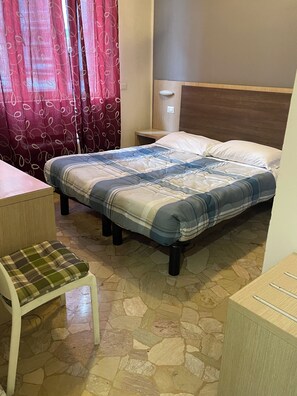 Classic Tek Büyük Yataklı Oda | Odada kasa, masa, ütü/ütü masası, ücretsiz kablosuz İnternet 