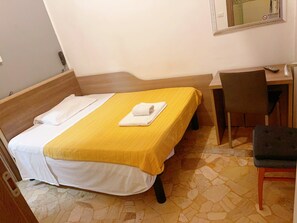 Classic Tek Büyük Yataklı Oda | Odada kasa, masa, ütü/ütü masası, ücretsiz kablosuz İnternet 