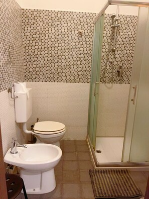 Classic Double Room | Bathroom | Bathtub, hair dryer, towels, soap - hotel bissi (Milan)