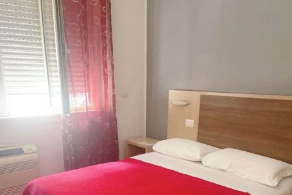 Classic Double Room | In-room safe, desk, iron/ironing board (on request), WiFi (free)