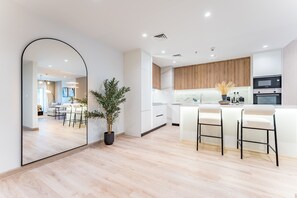 Réfrigérateur, four à micro-ondes, un four, surface de cuisson