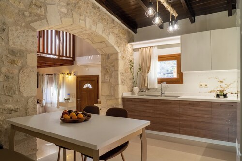 Mareu Stonehouse in the Cretan countryside