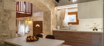 Mareu Stonehouse in the Cretan countryside
