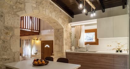Mareu Stonehouse in the Cretan countryside