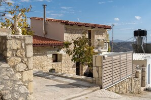 Exterior - Mareu Stonehouse in the Cretan countryside (Stironas)