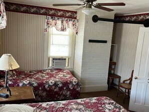 10 habitaciones, tabla de planchar con plancha, wifi y ropa de cama 