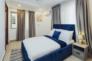 2 bedrooms, iron/ironing board, WiFi, bed sheets - NEST 1: Stylish 2BR with premium finishes, custom décor & stunning views. (Takoradi)