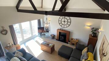 TV connectée, lecteur de DVD, livres