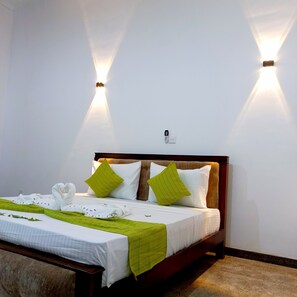 Select Comfort beds, desk, laptop workspace, soundproofing - Wild Safari Nest Udawalawe  (Udawalawe)