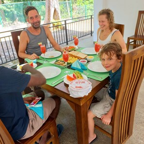 Desayuno completo gratuito y diario