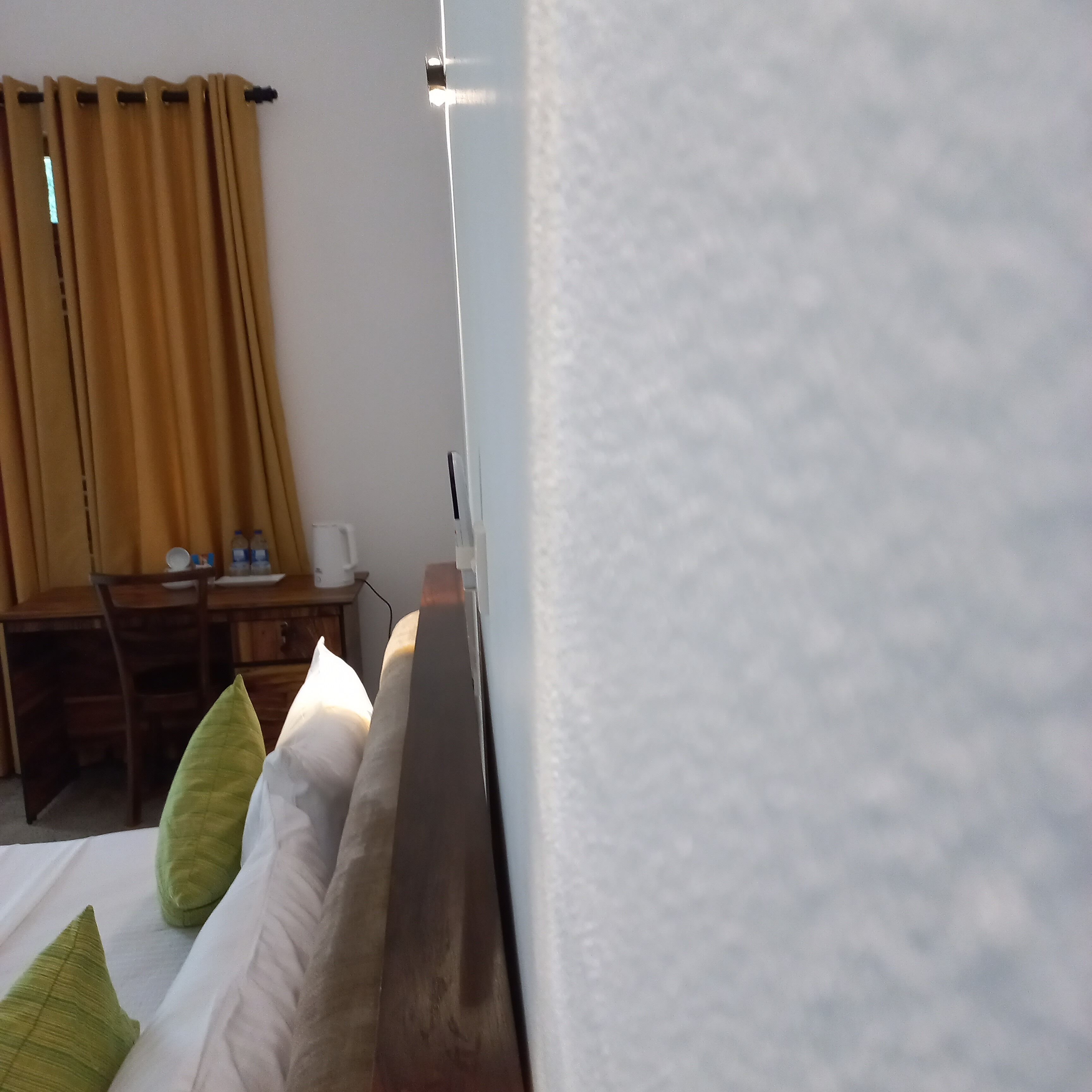 Una habitación con una cama, un escritorio y una silla.