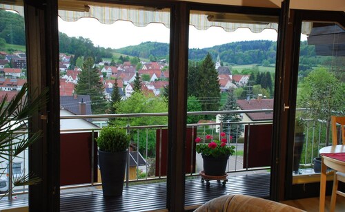 Ferienwohnung mit Balkon und herrlichem Ausblick.
Sonnige, ruhige Ortsrandlage