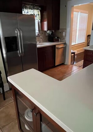 Private kitchen - Charming 2-bedroom house with WiFi, AC in vibrant College Park, Orlando (Orlando)