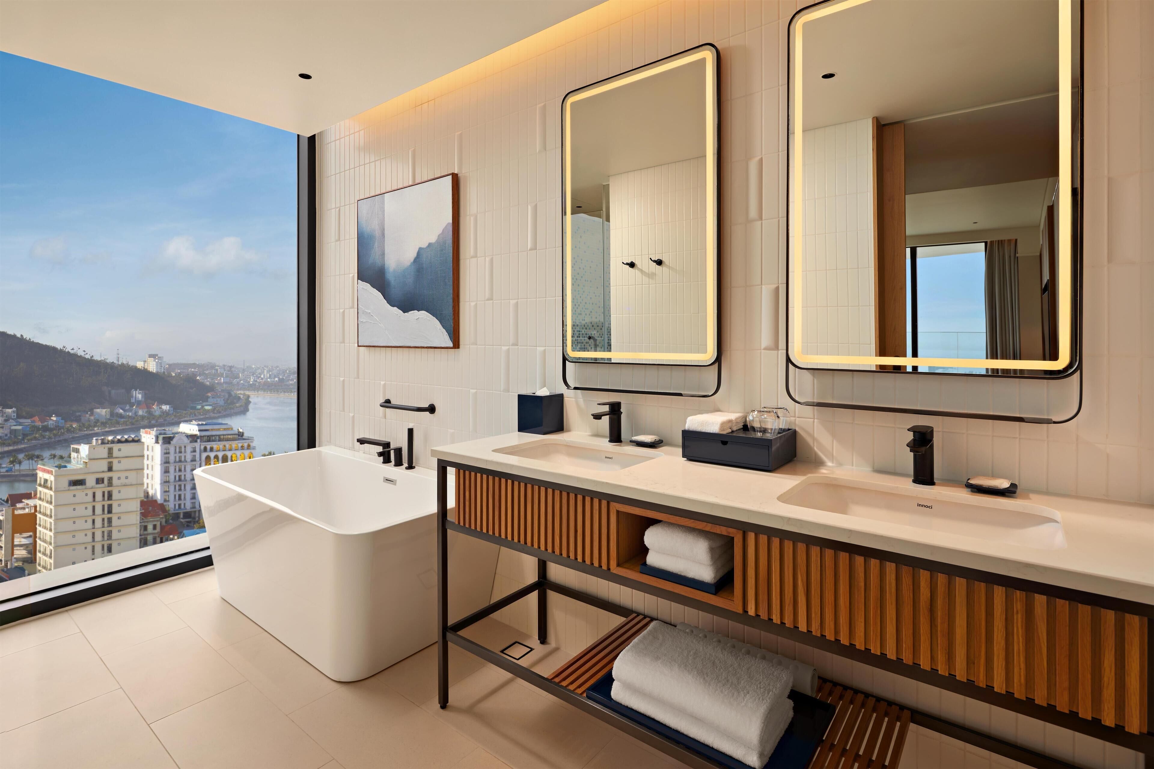 Phòng Suite, 1 giường cỡ king | Phòng tắm | Đồ dùng nhà tắm thân thiện với môi trường, dép đi trong nhà 