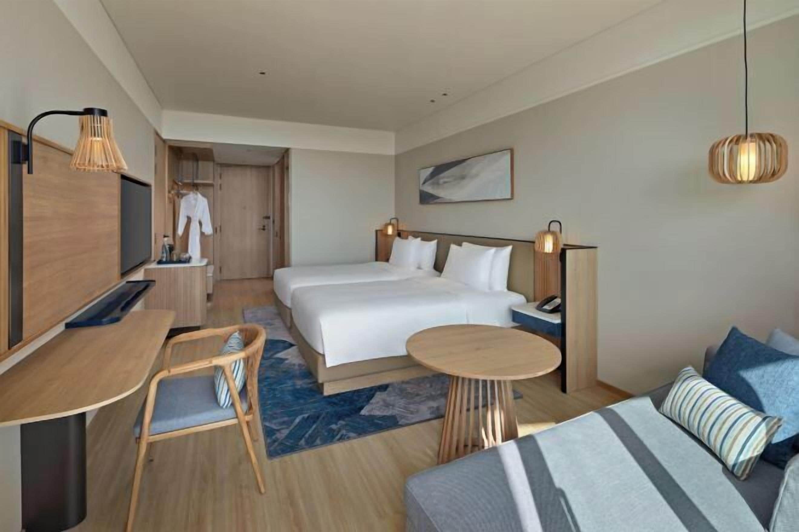 Värdeförvaringsskåp på rummet, skrivbord och arbetsyta för laptop