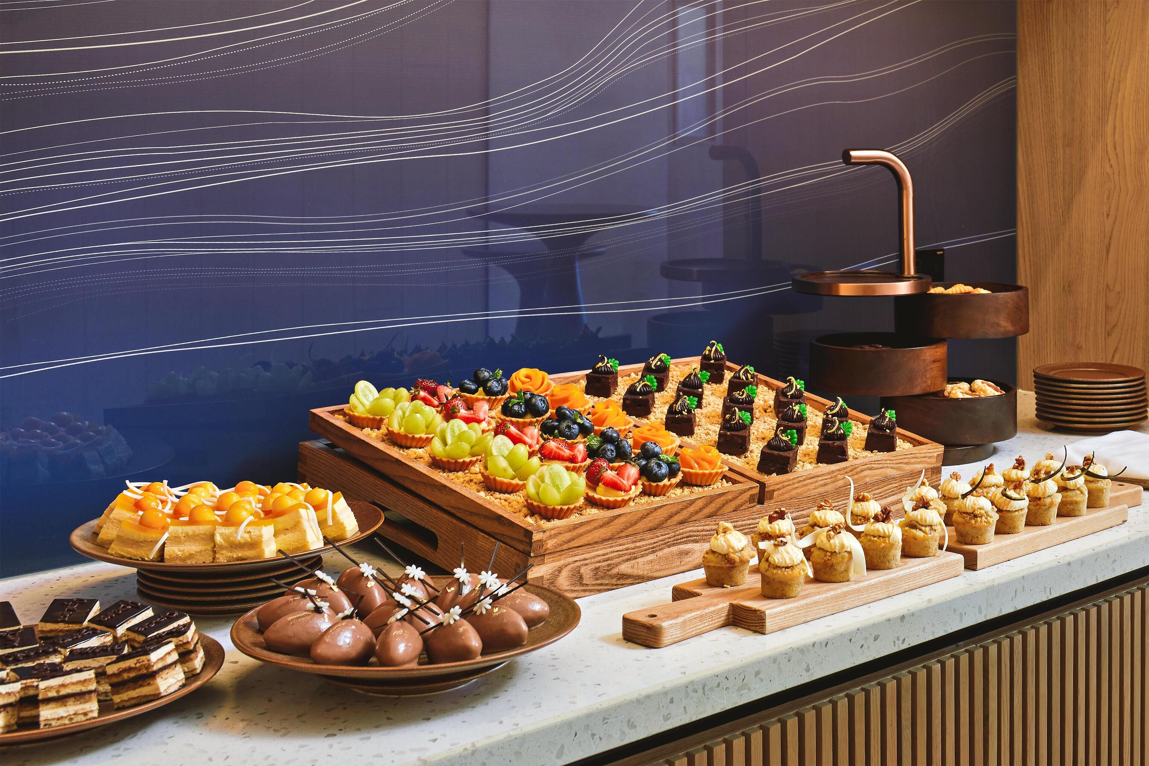 Ein Buffet mit verschiedenen Desserts und Gebäck.