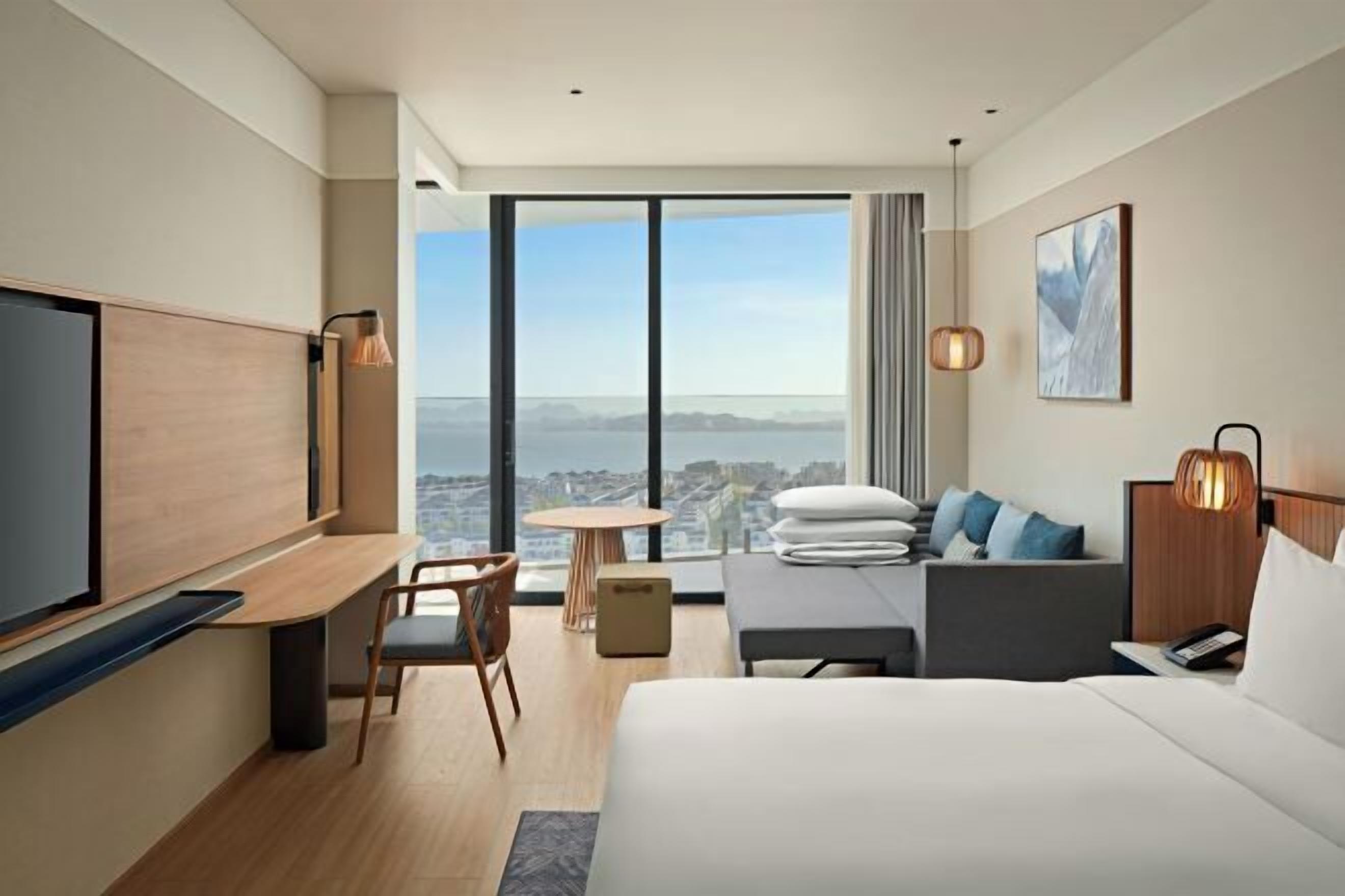 Värdeförvaringsskåp på rummet, skrivbord och arbetsyta för laptop