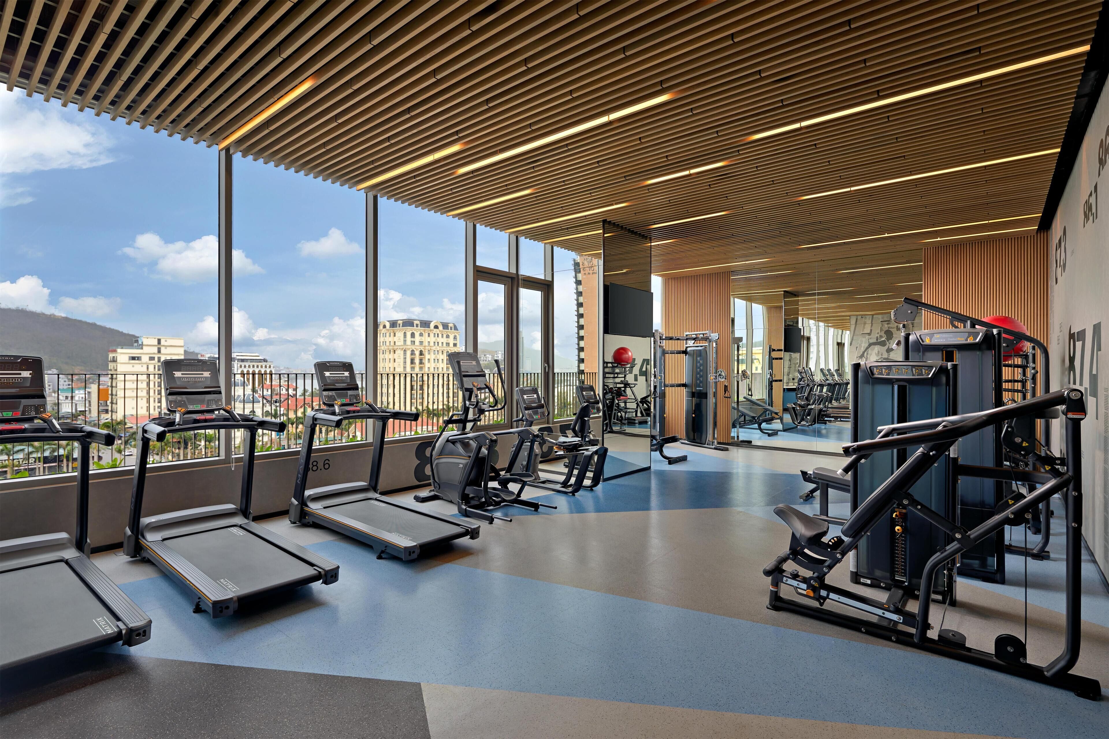 Ett gym med löpband, crosstrainers och styrketräningsutrustning.