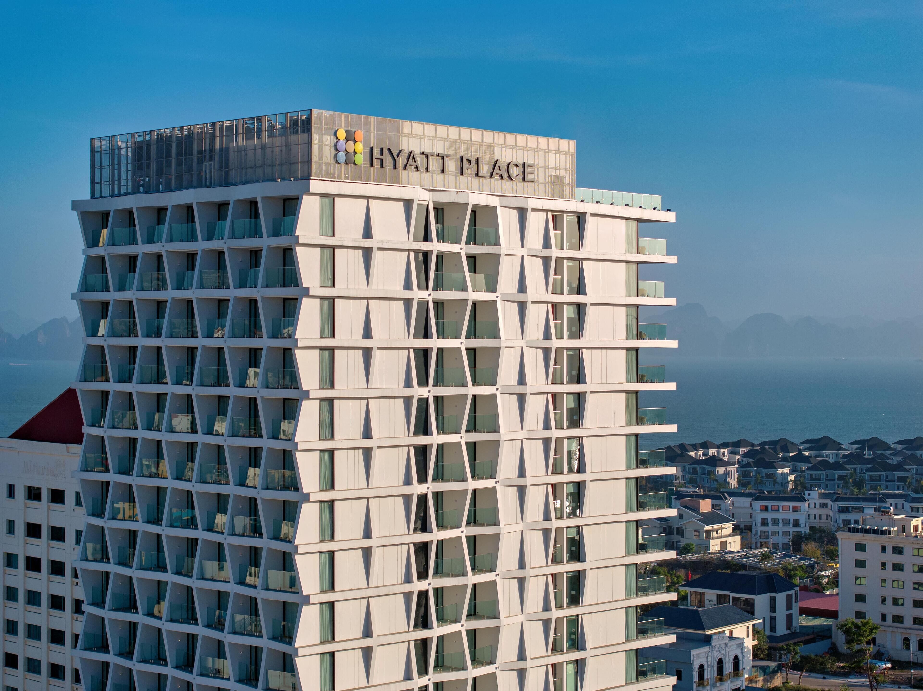Un hôtel Hyatt Place moderne, doté d’une façade géométrique originale, de grandes fenêtres et d’une vue sur la mer.