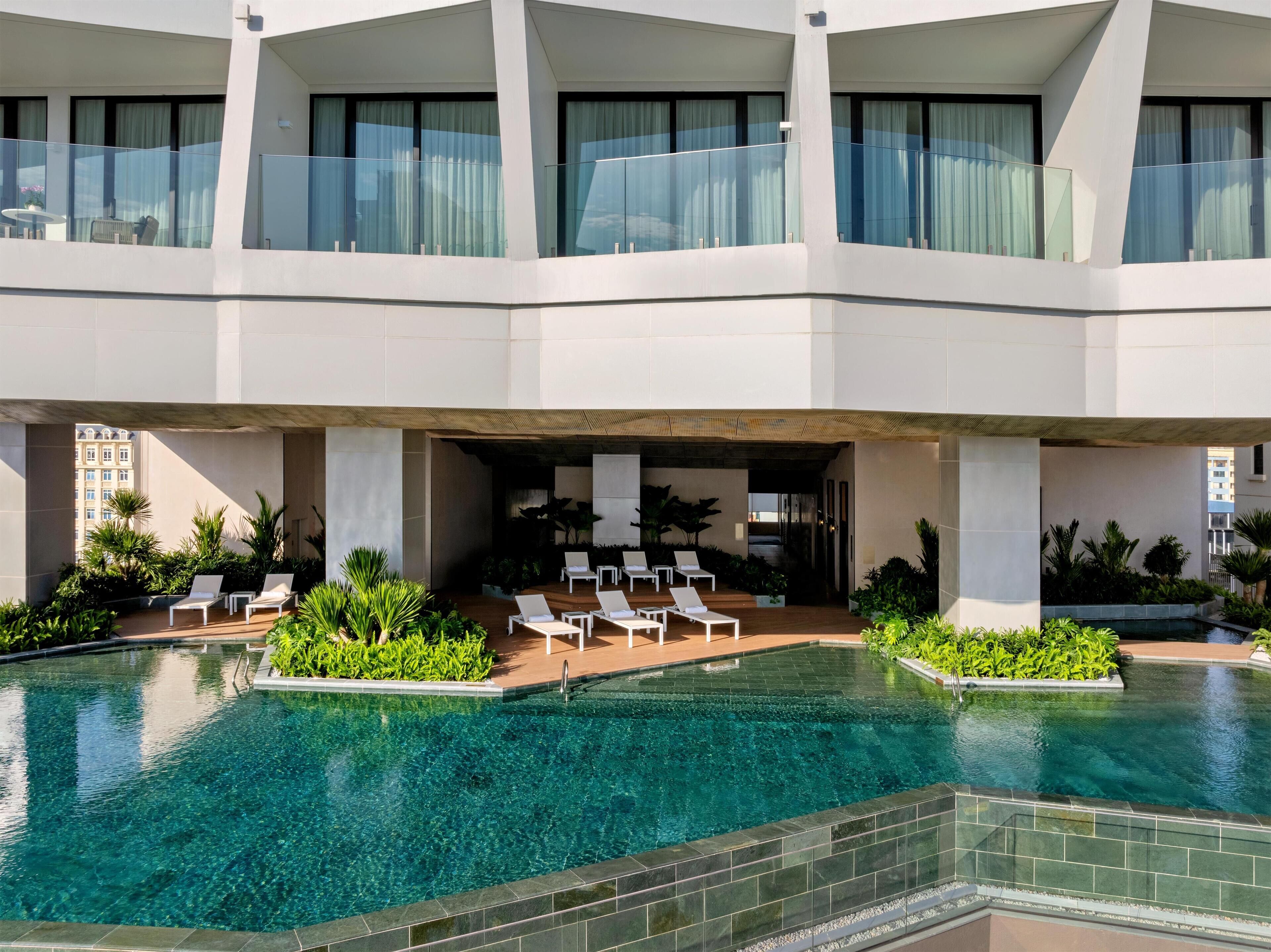 Piscine extérieure, parasols de plage, chaises longues