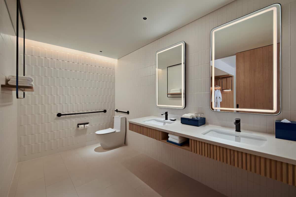 Deluxe Room, 2 Twin Beds, Bay View | Bathroom | Eco-friendly toiletries, slippers
