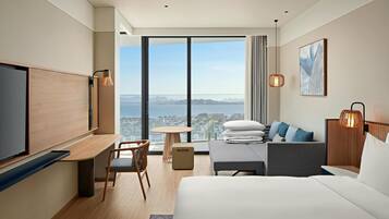 Peti besi dalam bilik, meja, ruang kerja komputer riba