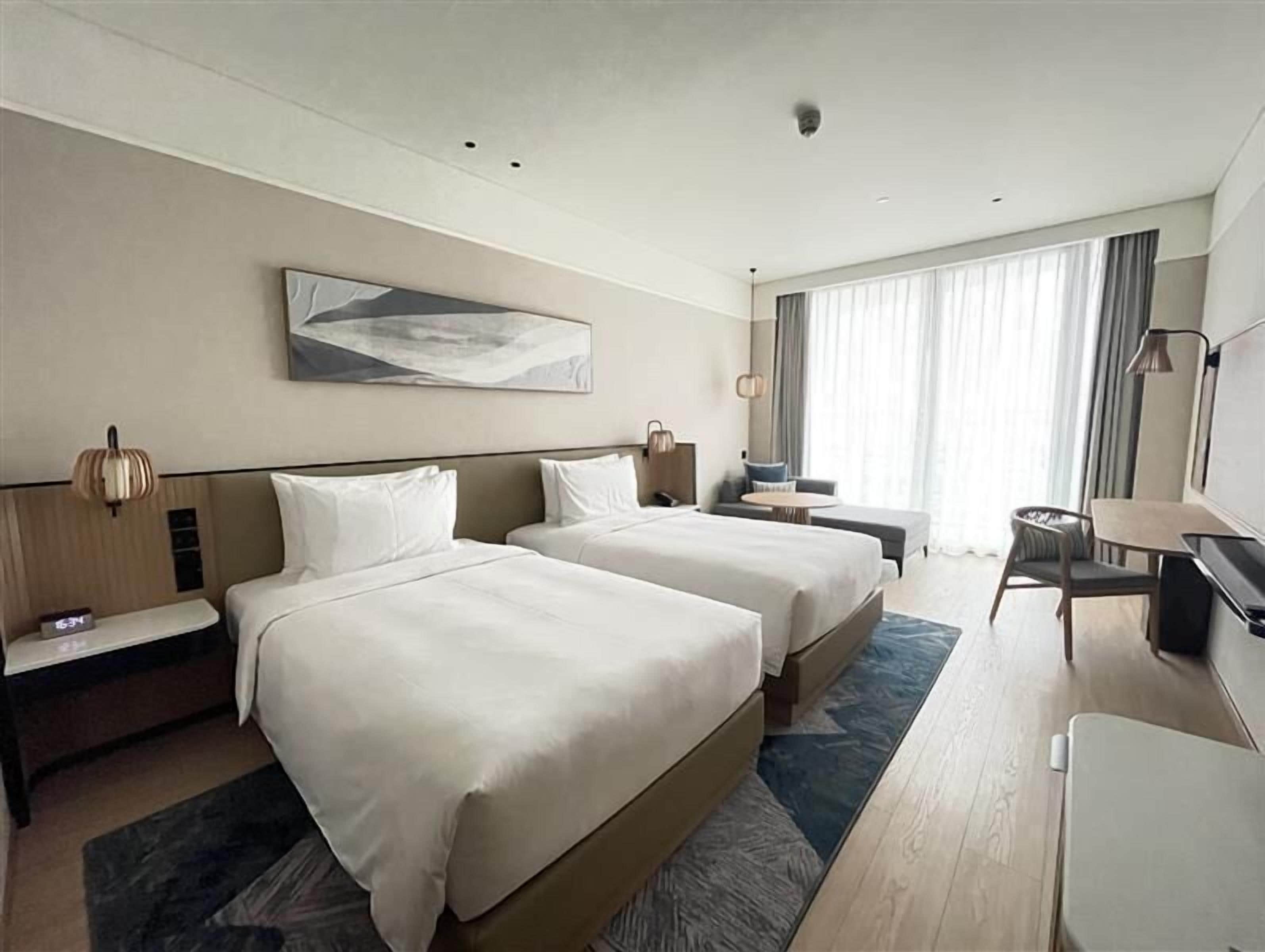 Rum - 2 enkelsängar | Värdeförvaringsskåp på rummet, skrivbord och arbetsyta för laptop