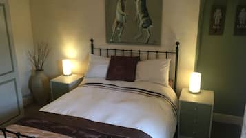 5 bedrooms, iron/ironing board, WiFi, bed sheets