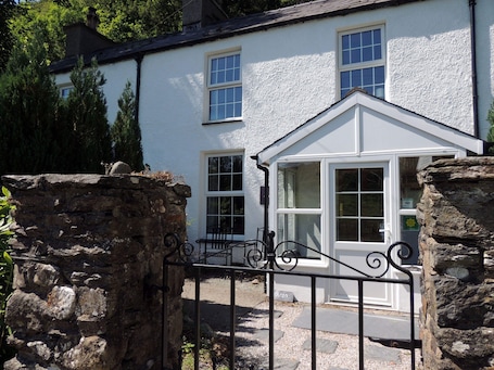 Exterior. Aran Cottage - Sleeps upto 10 guests nr Mt Snowdon