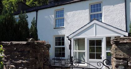 Aran Cottage - Sleeps upto 10 guests nr Mt Snowdon