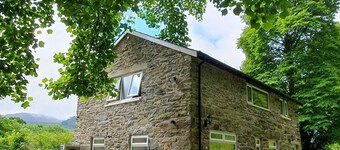 Snowdon Cottage: 300 m from Watkin Path Mt Snowdon