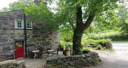 Sygun Cottage 40 mins walk to Watkin Waterfalls, Snowdon