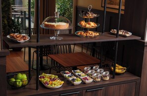 Päivittäinen buffetaamiainen (14 EUR per henkilö)