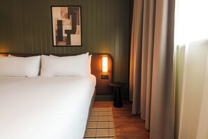 Standard Double | Minibaari, tallelokero huoneessa, työpöytä, äänieristys