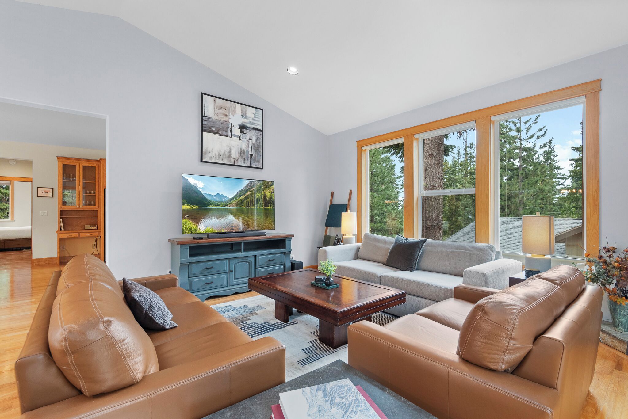 Télévision, cheminée, chaîne hi-fi