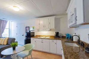 ثلاجة، ميكروويف، موقد طهي مسطح، ماكينة لصنع القهوة/الشاي