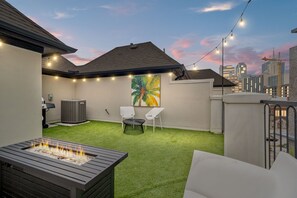 Property grounds - Walkable Modern Townhouse in Downtown Dallas! Rooftop, BBQ, Fitness, Pet Frndly (Dallas)